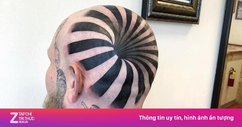 Thợ xăm đang thảo luận và phác thảo thiết kế hình xăm hoa cùng khách hàng